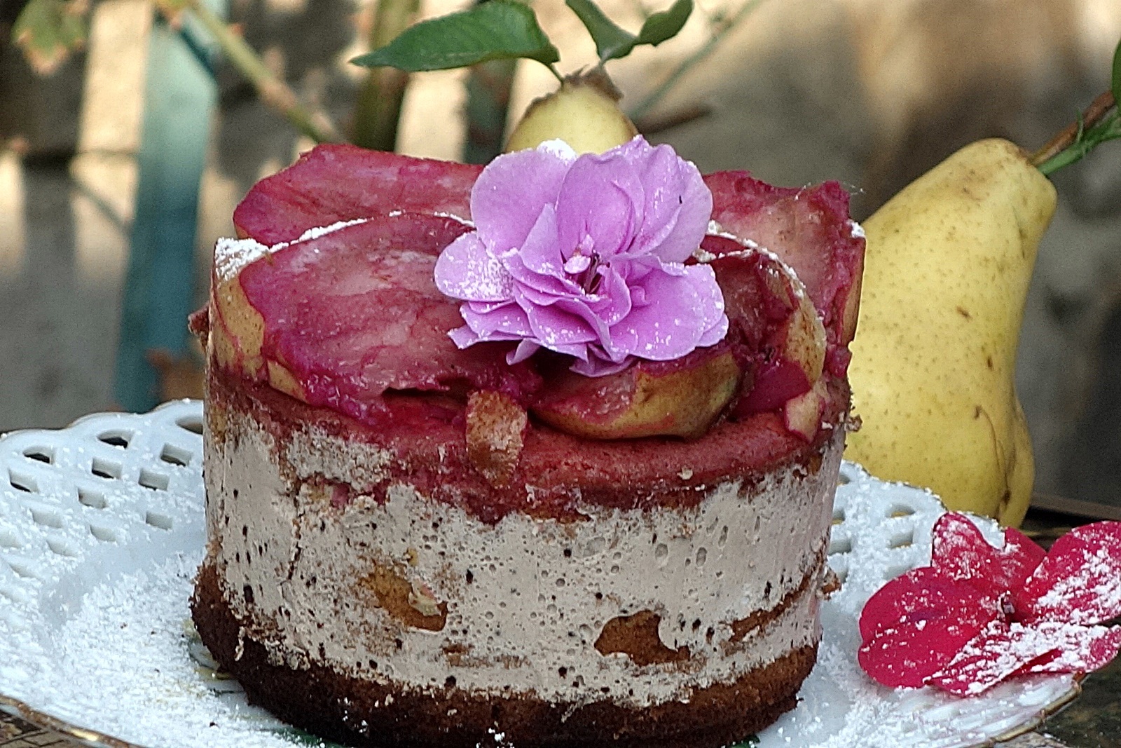 Prajitura cu pere fierte in sirop de trandafir si crema de castane