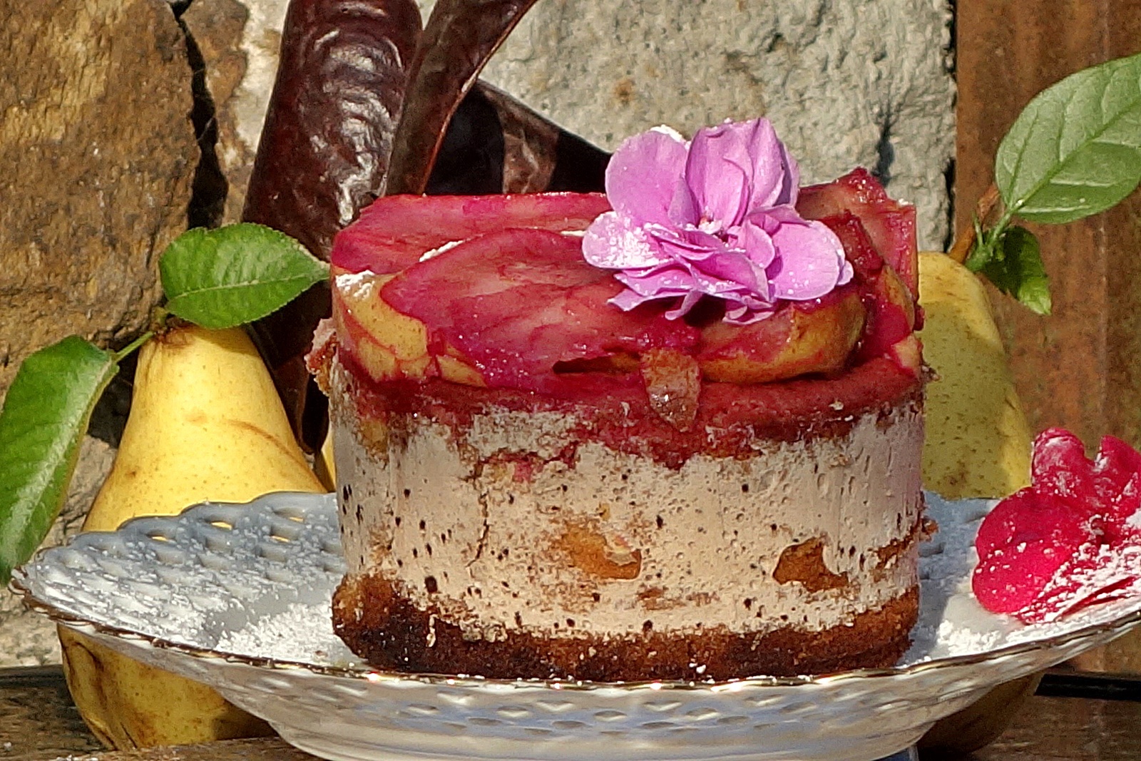 Prajitura cu pere fierte in sirop de trandafir si crema de castane