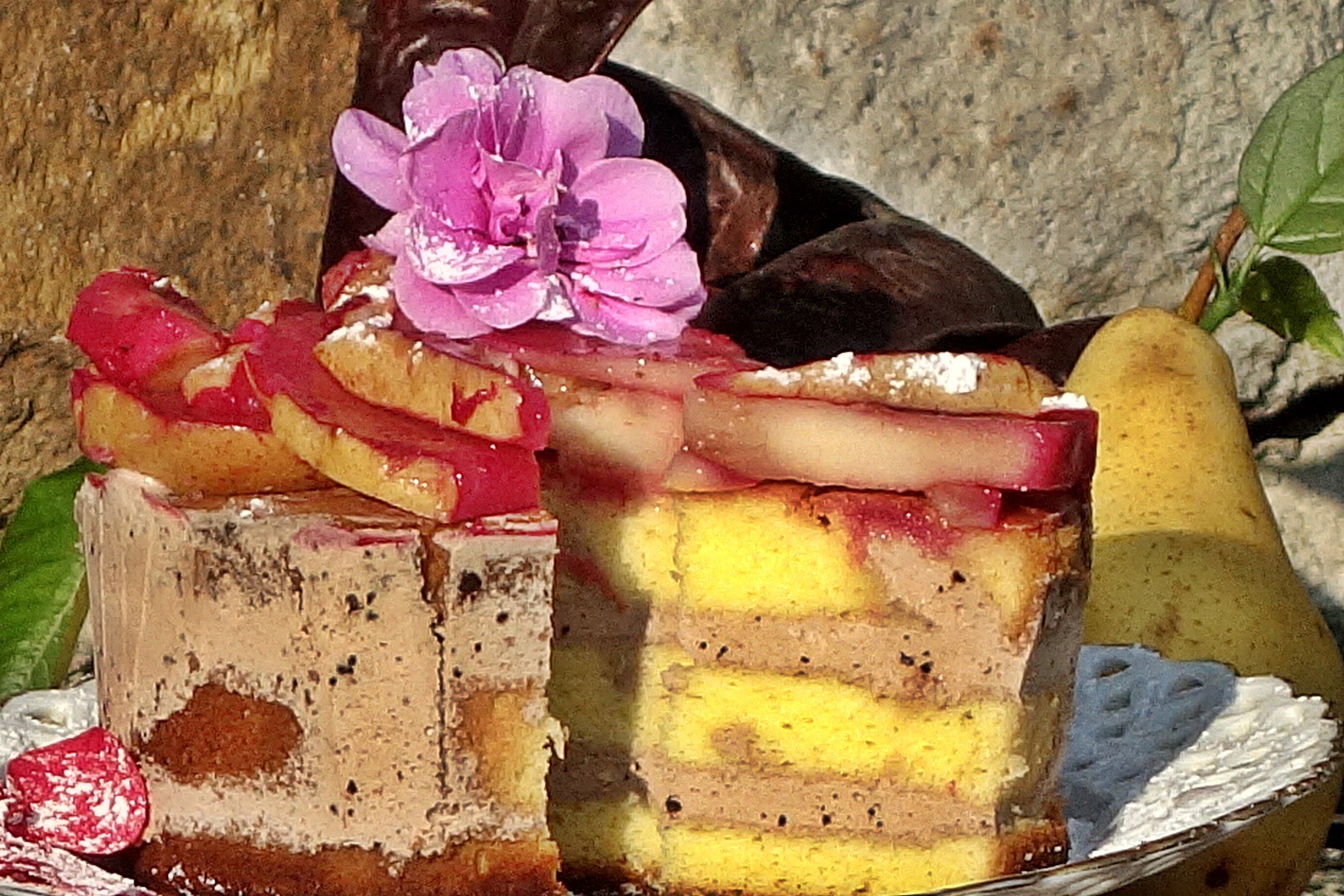 Prajitura cu pere fierte in sirop de trandafir si crema de castane