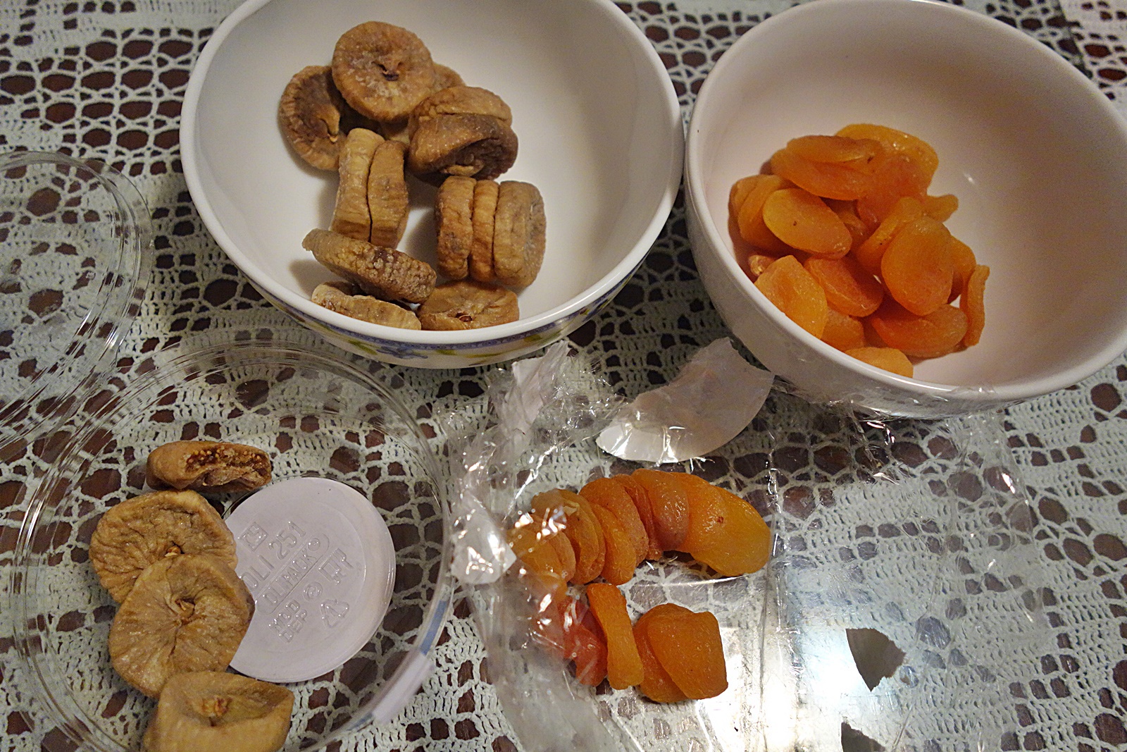 Deliciu cu fructe deshidratate si crusta de nuci