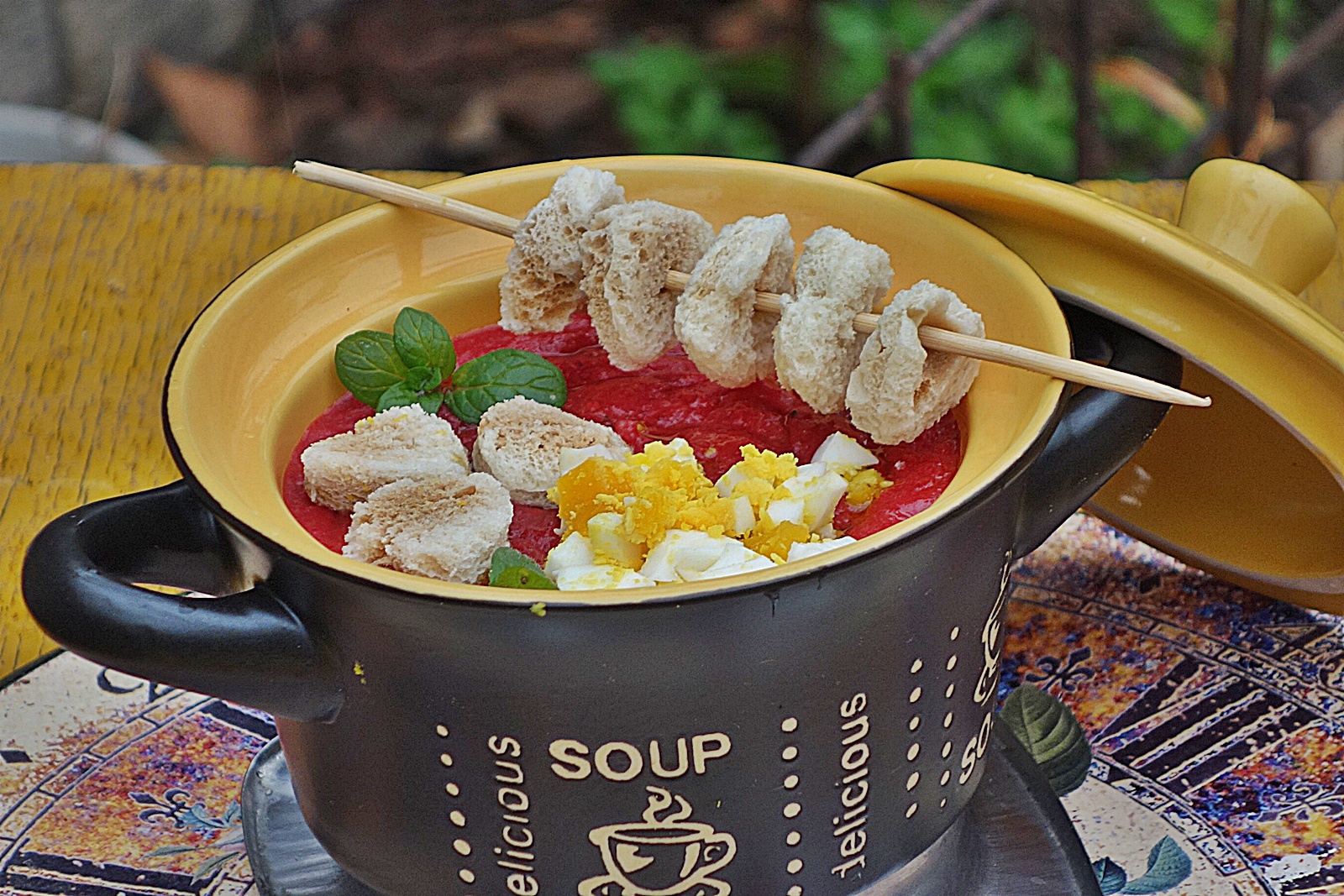 Supa de sfecla cu menta si oua fierte