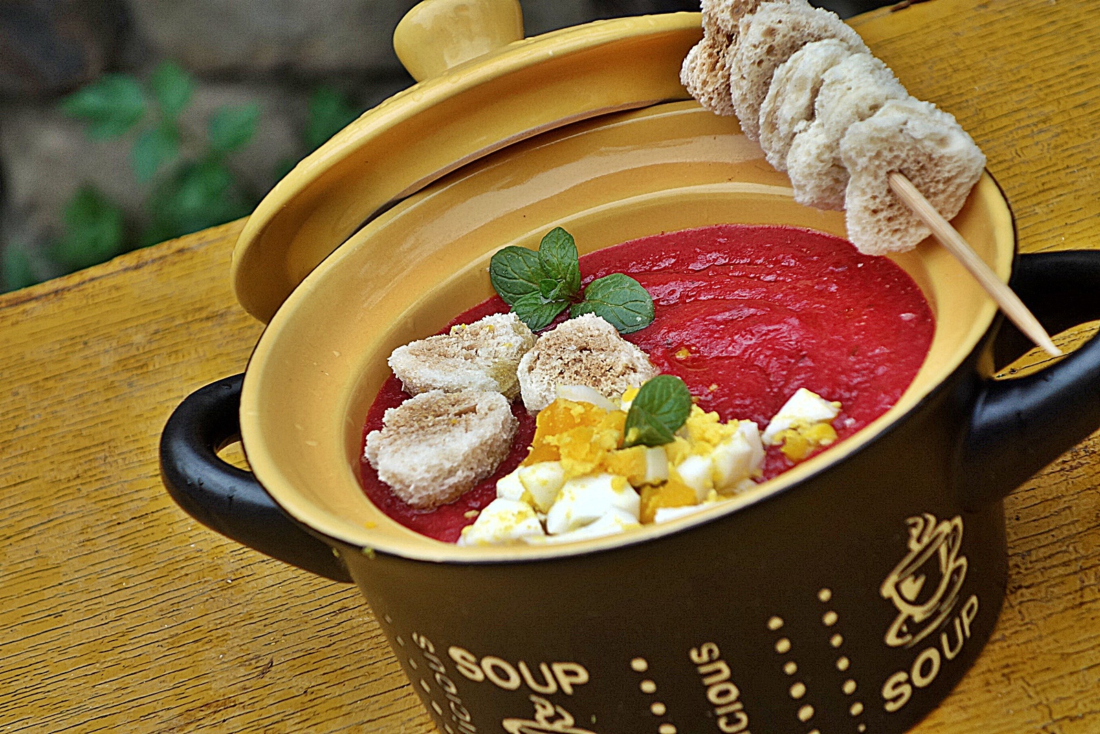 Supa de sfecla cu menta si oua fierte