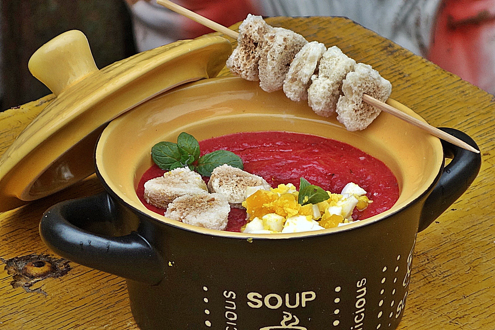 Supa de sfecla cu menta si oua fierte