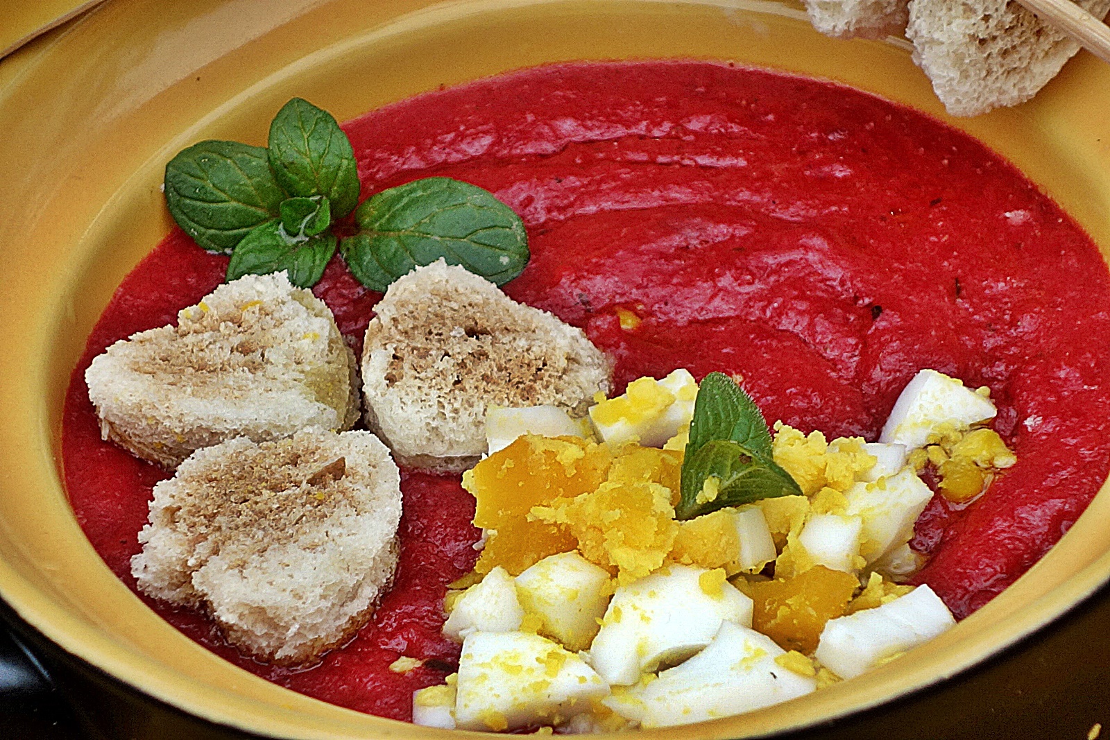 Supa de sfecla cu menta si oua fierte