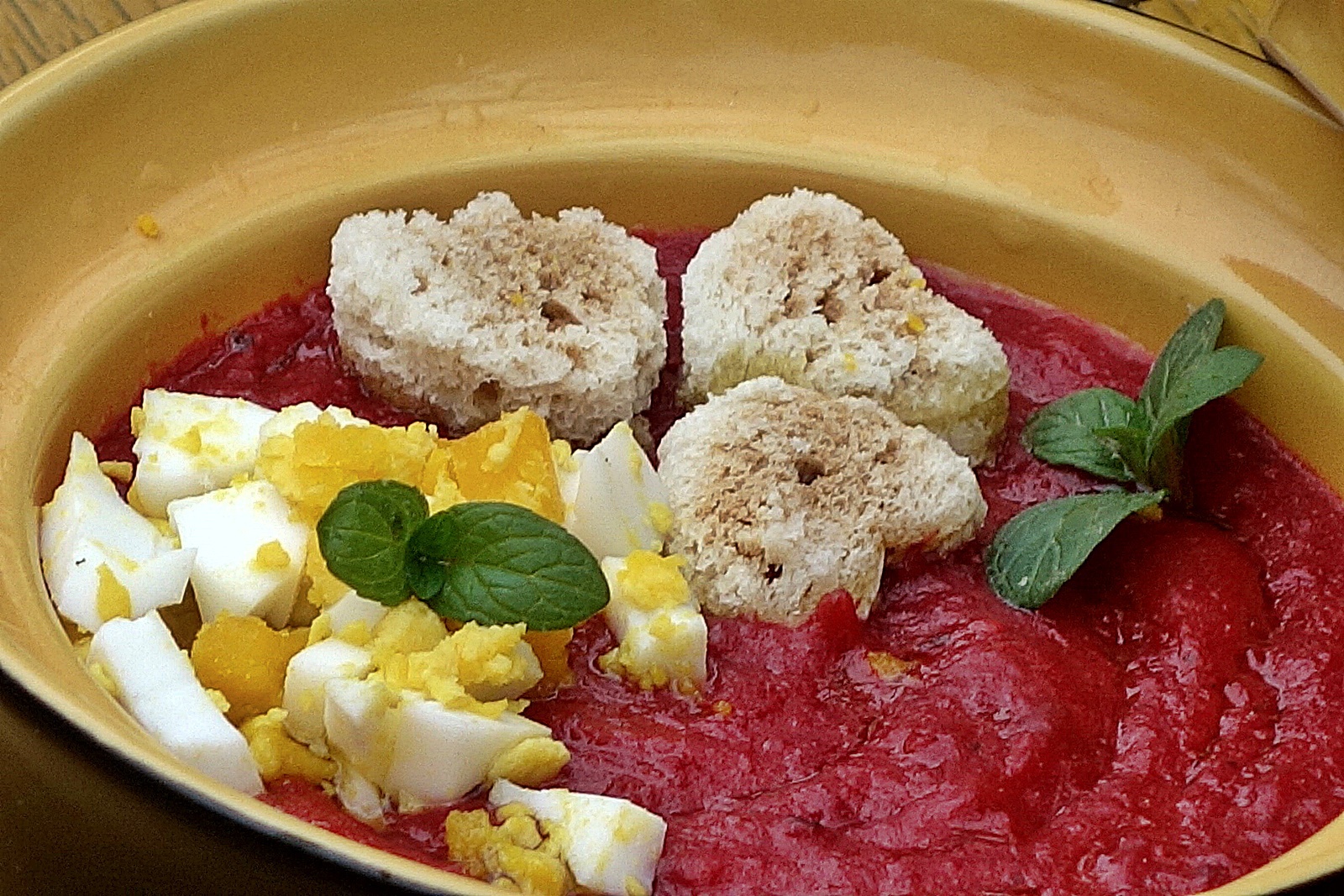 Supa de sfecla cu menta si oua fierte