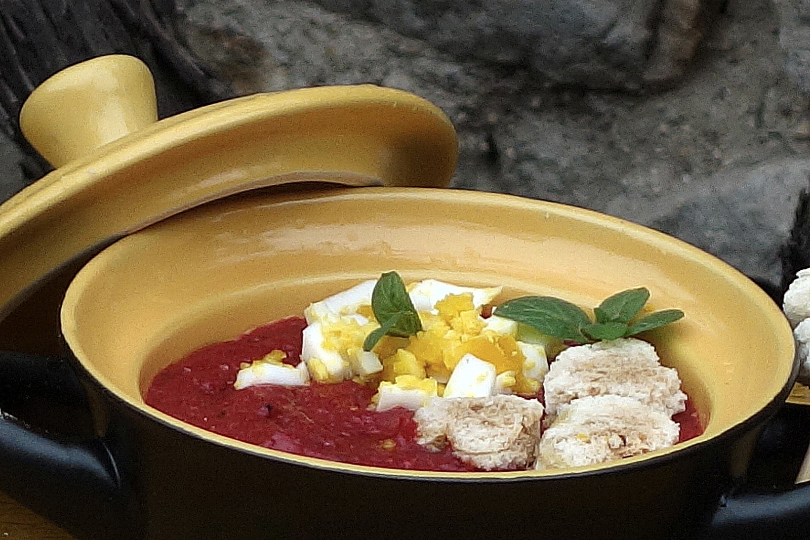 Supa de sfecla cu menta si oua fierte