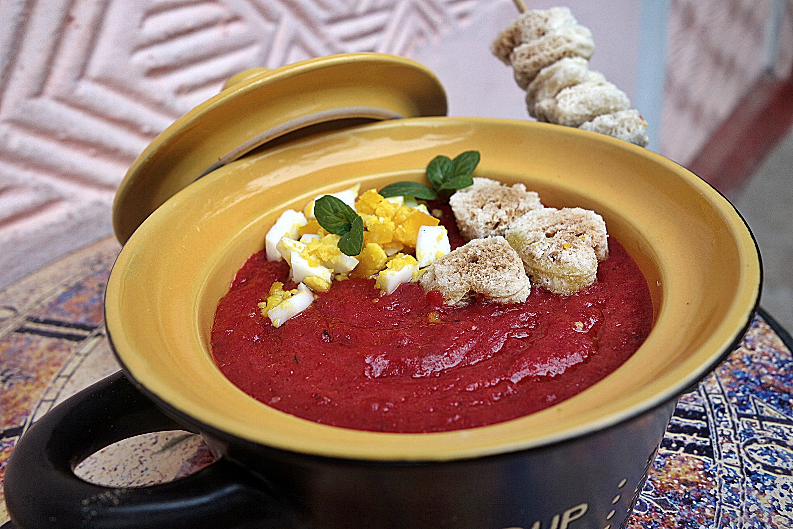 Supa de sfecla cu menta si oua fierte