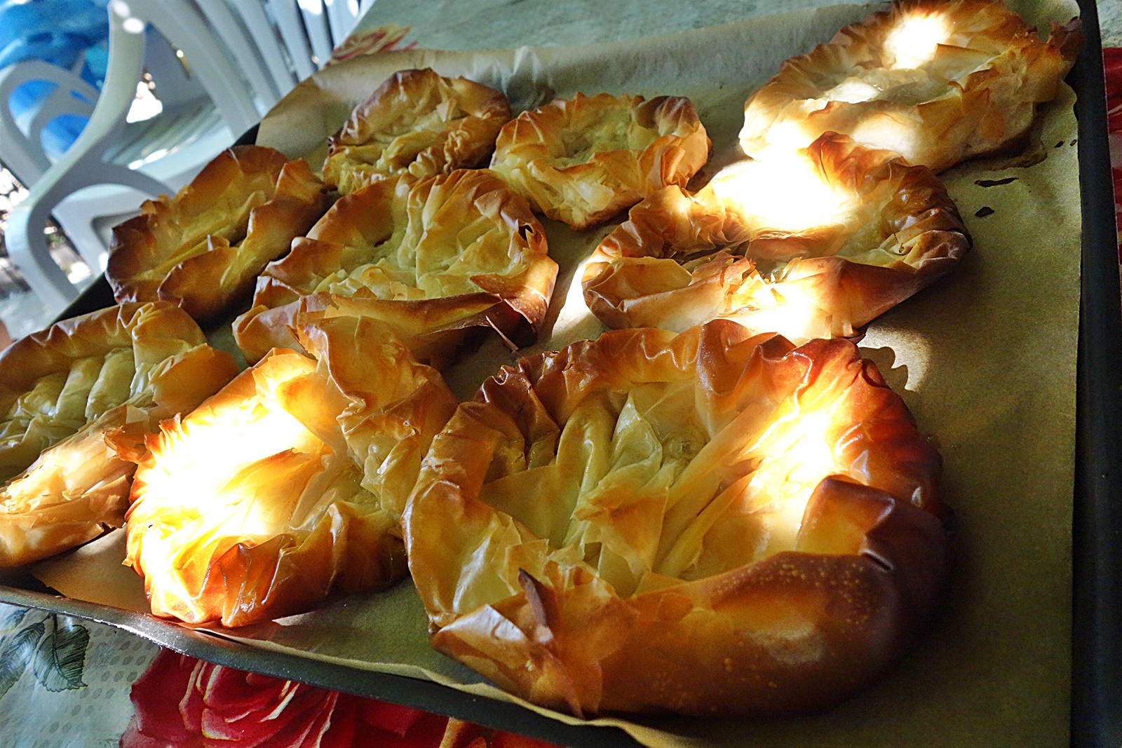 Lapte de Pasare in cuiburi crocante, cu caise glazurate si sirop de afine