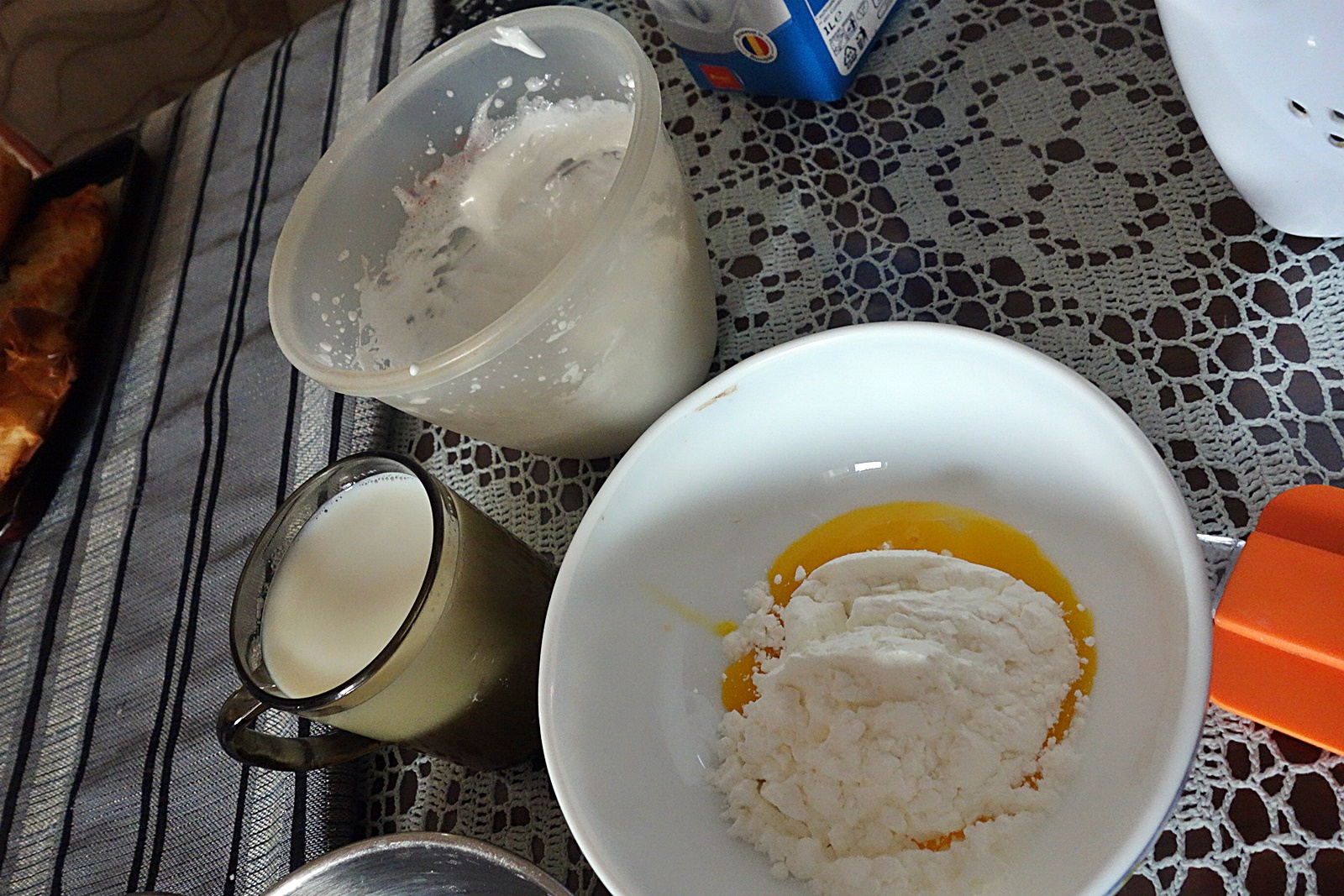 Lapte de Pasare in cuiburi crocante, cu caise glazurate si sirop de afine