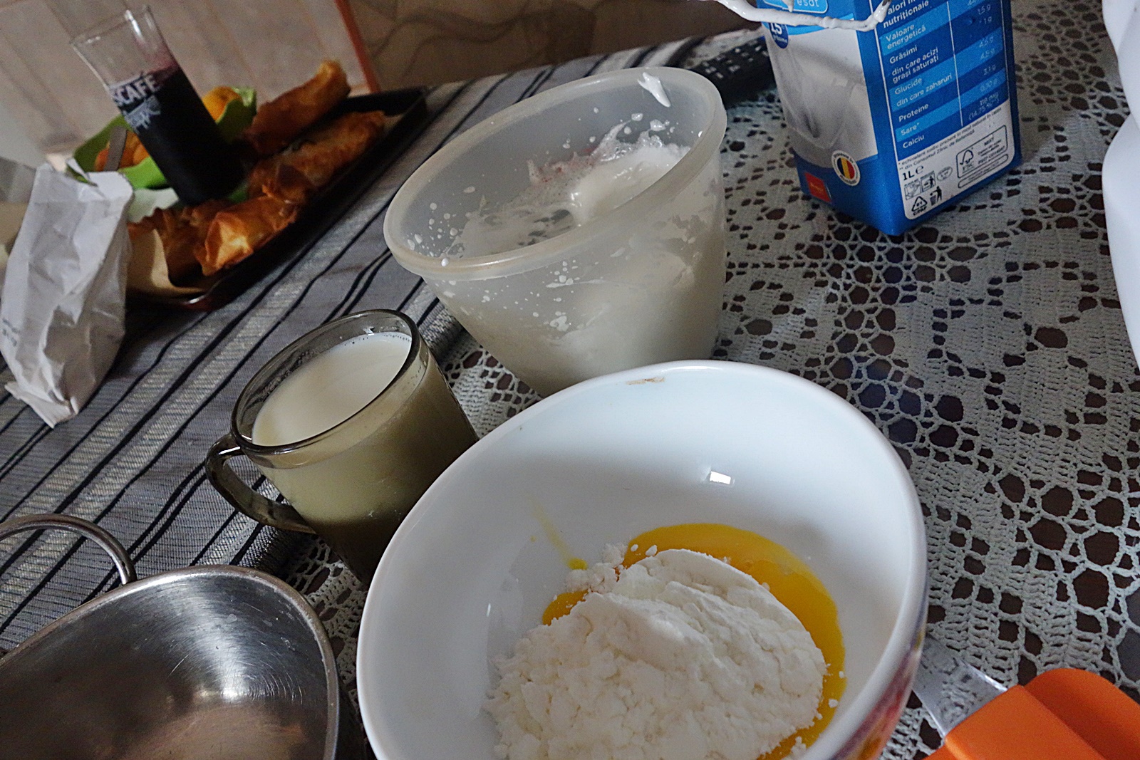 Lapte de Pasare in cuiburi crocante, cu caise glazurate si sirop de afine