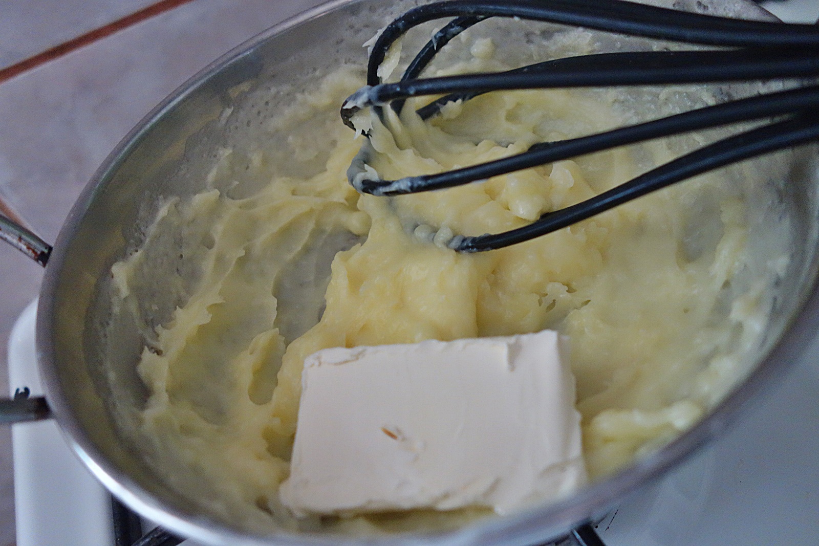 Lapte de Pasare in cuiburi crocante, cu caise glazurate si sirop de afine