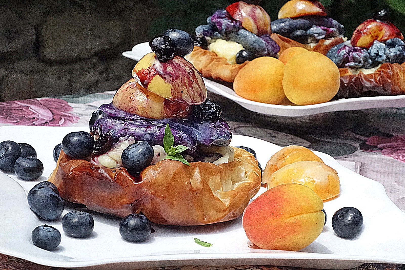 Lapte de Pasare in cuiburi crocante, cu caise glazurate si sirop de afine