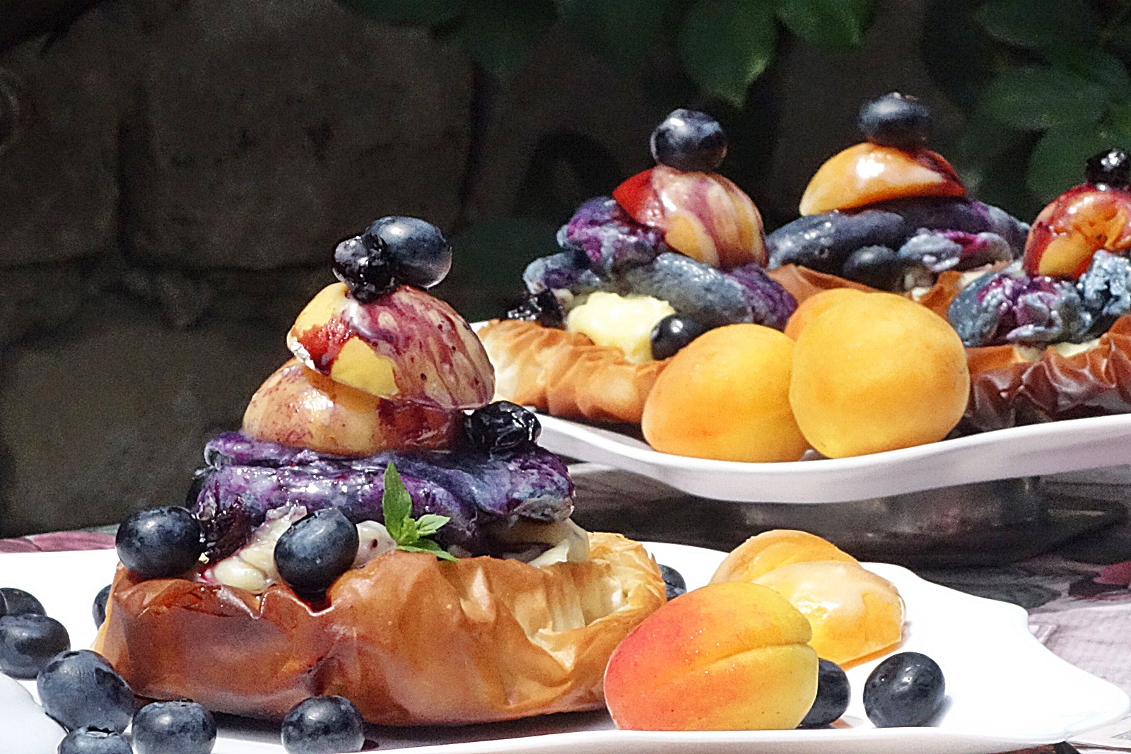 Lapte de Pasare in cuiburi crocante, cu caise glazurate si sirop de afine