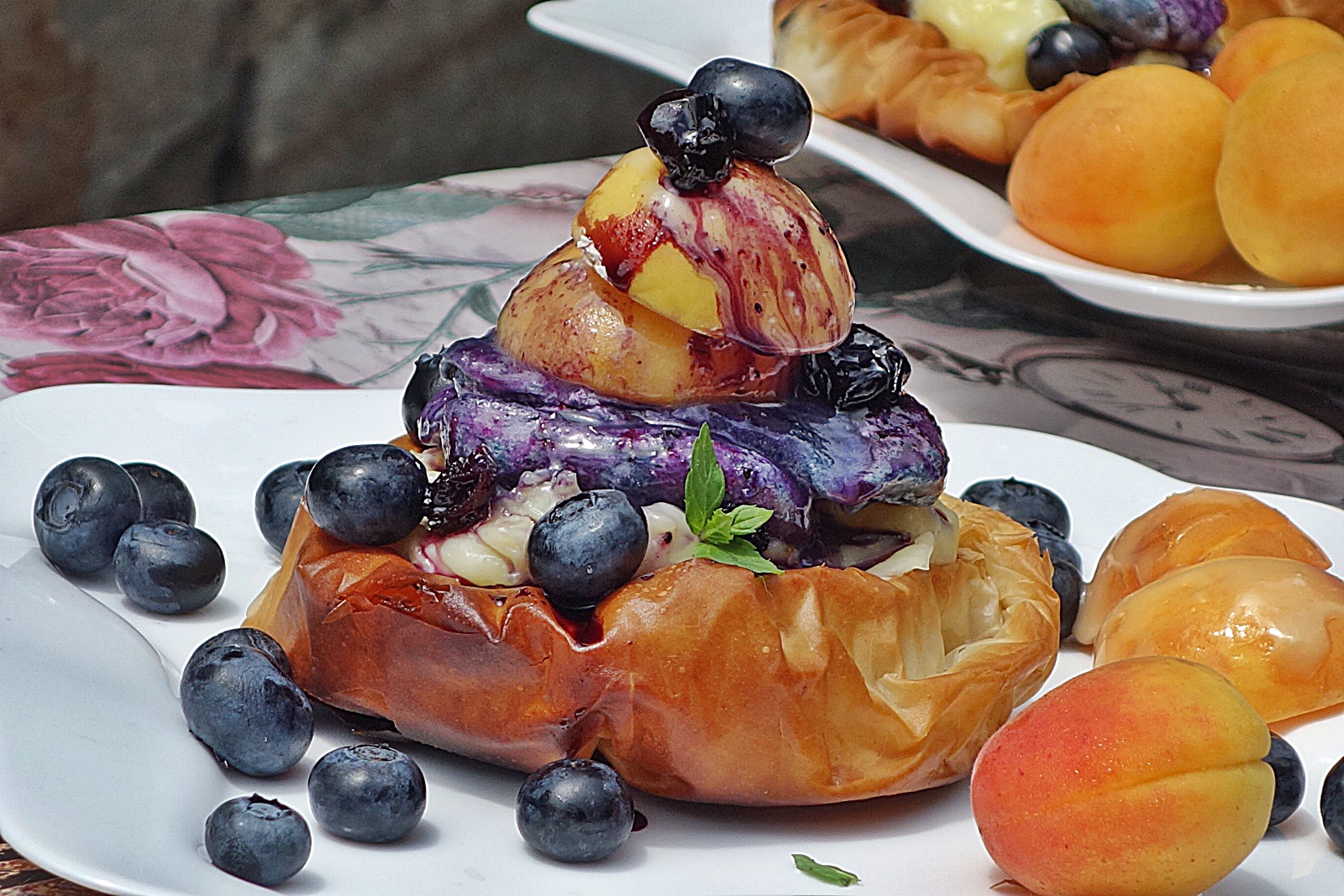 Lapte de Pasare in cuiburi crocante, cu caise glazurate si sirop de afine