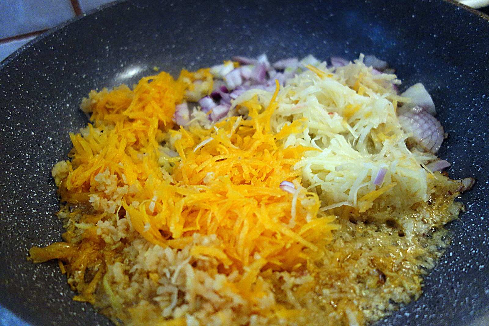 Supa crema de dovleac, cu gutuie si jambon