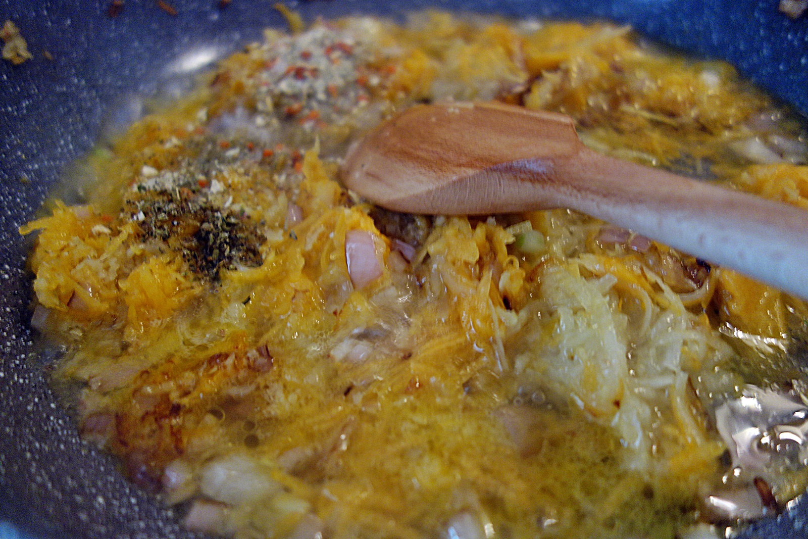 Supa crema de dovleac, cu gutuie si jambon