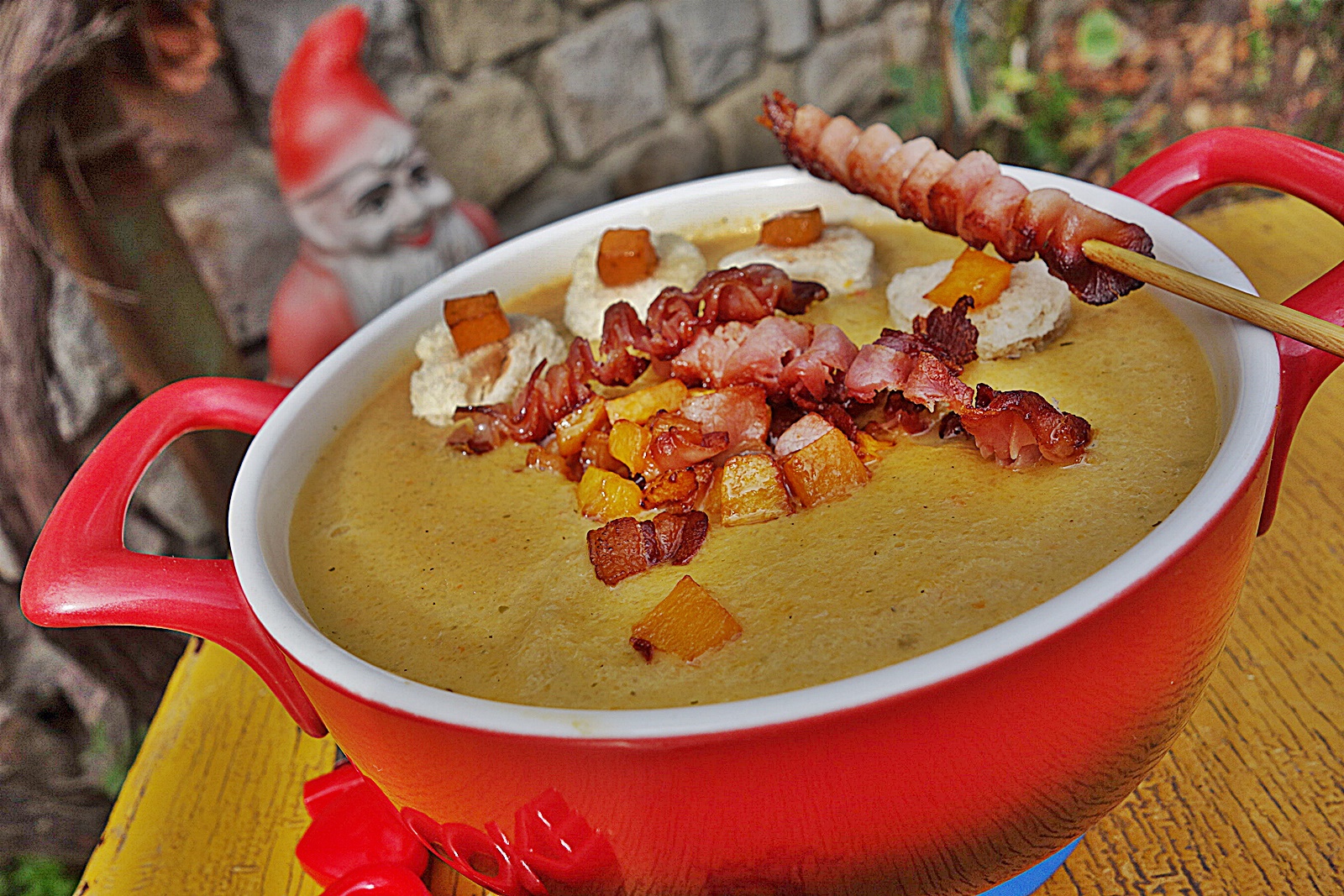 Supa crema de dovleac, cu gutuie si jambon