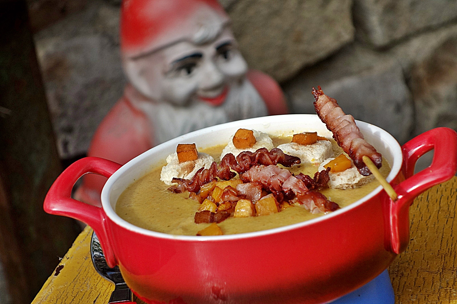 Supa crema de dovleac, cu gutuie si jambon