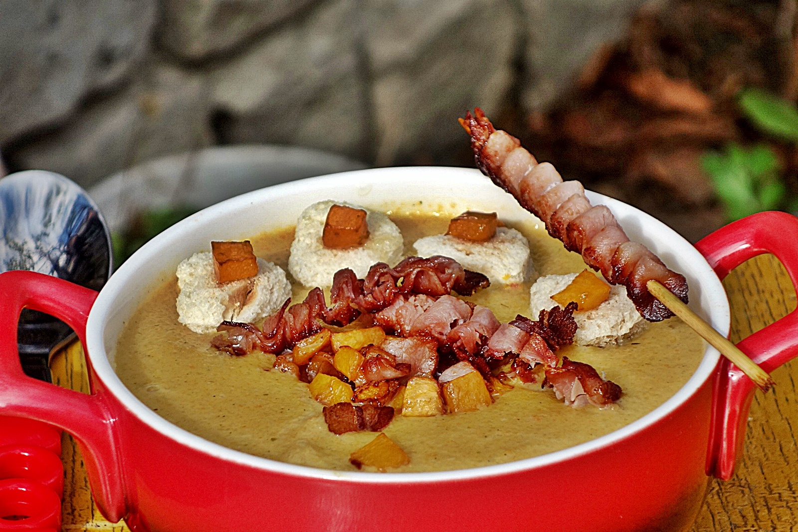 Supa crema de dovleac, cu gutuie si jambon