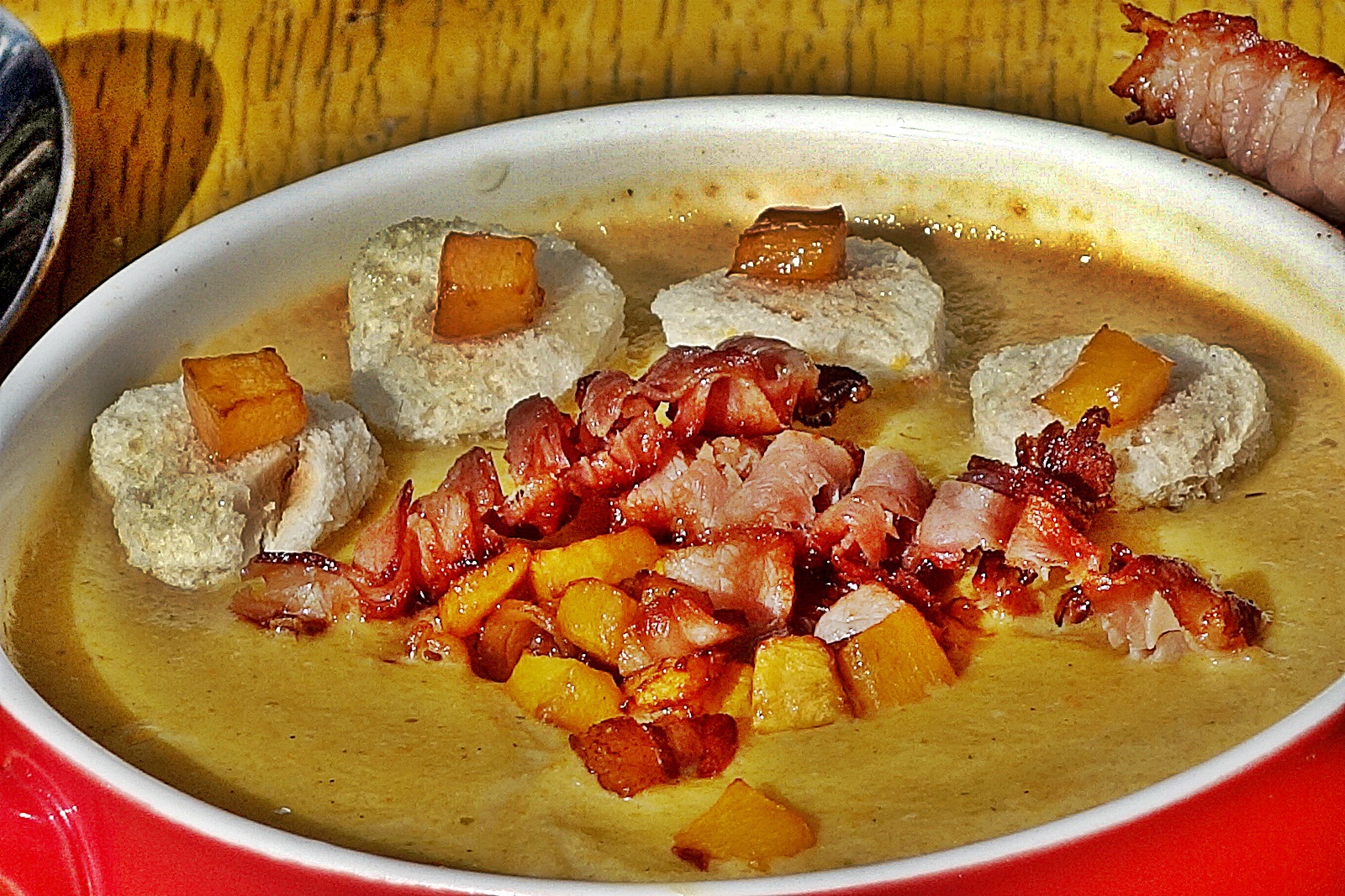 Supa crema de dovleac, cu gutuie si jambon