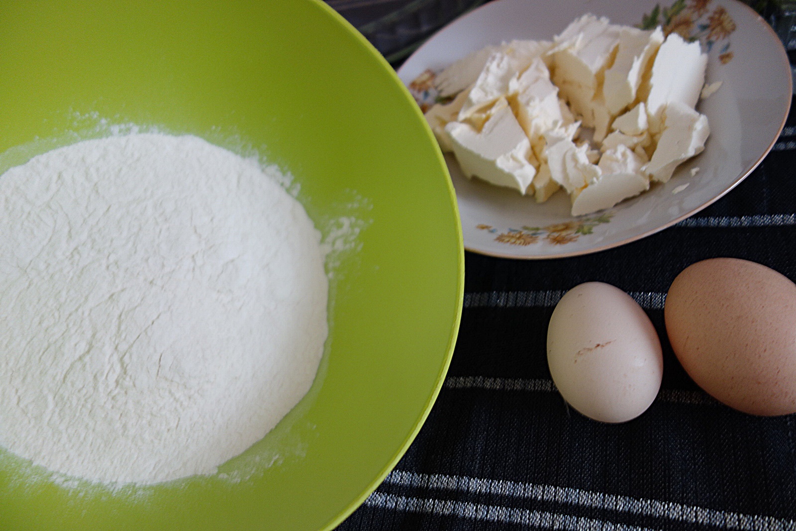 Tarta cu blat fraged si aromat cu ciuperci si baby spanac