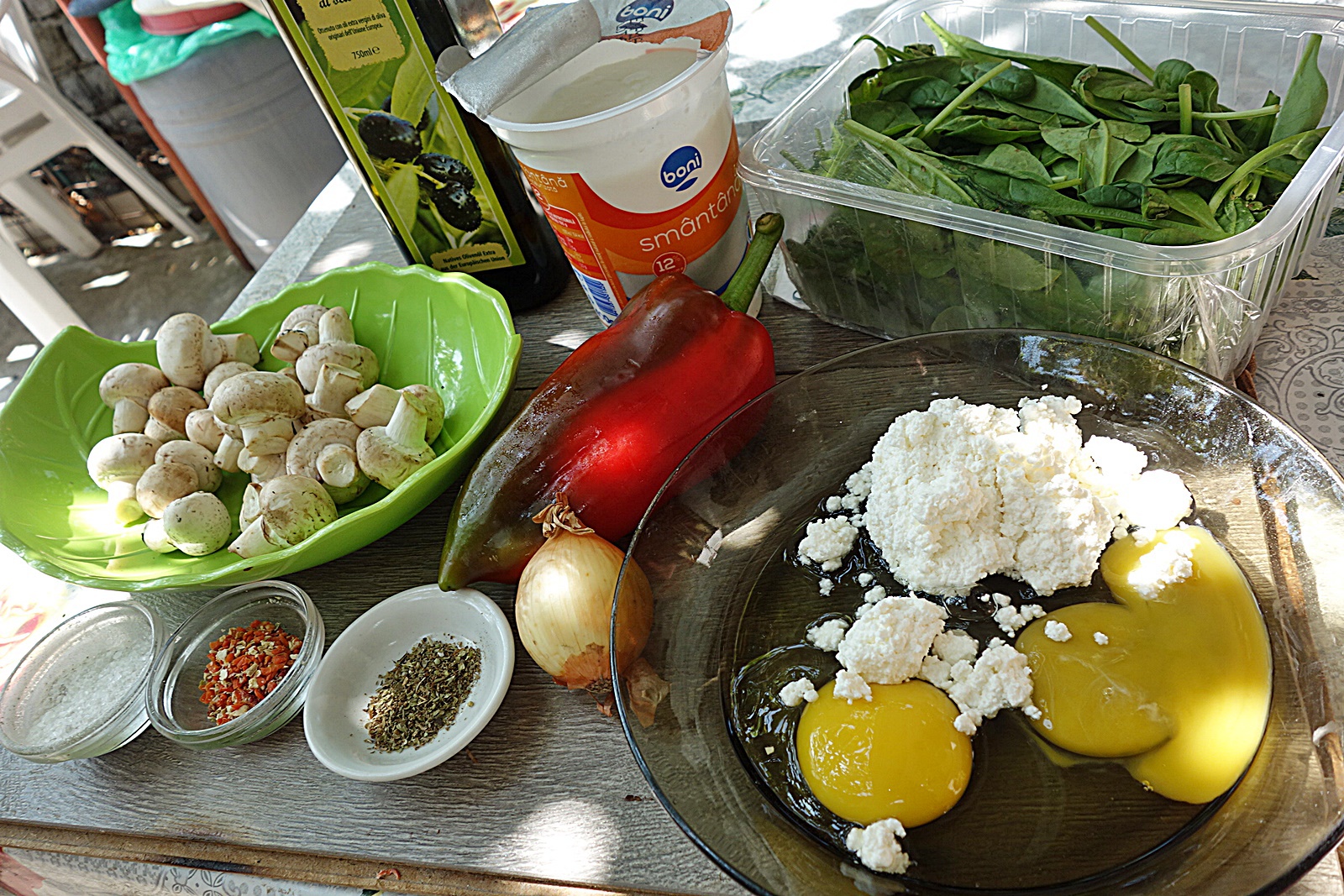 Tarta cu blat fraged si aromat cu ciuperci si baby spanac