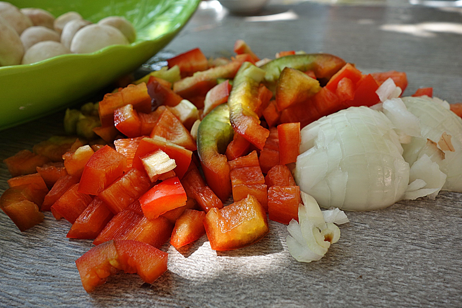 Tarta cu blat fraged si aromat cu ciuperci si baby spanac