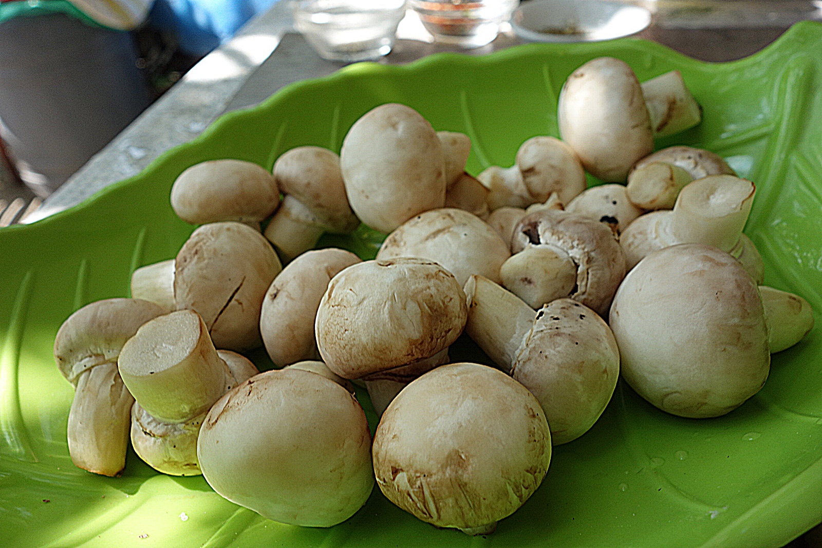 Tarta cu blat fraged si aromat cu ciuperci si baby spanac