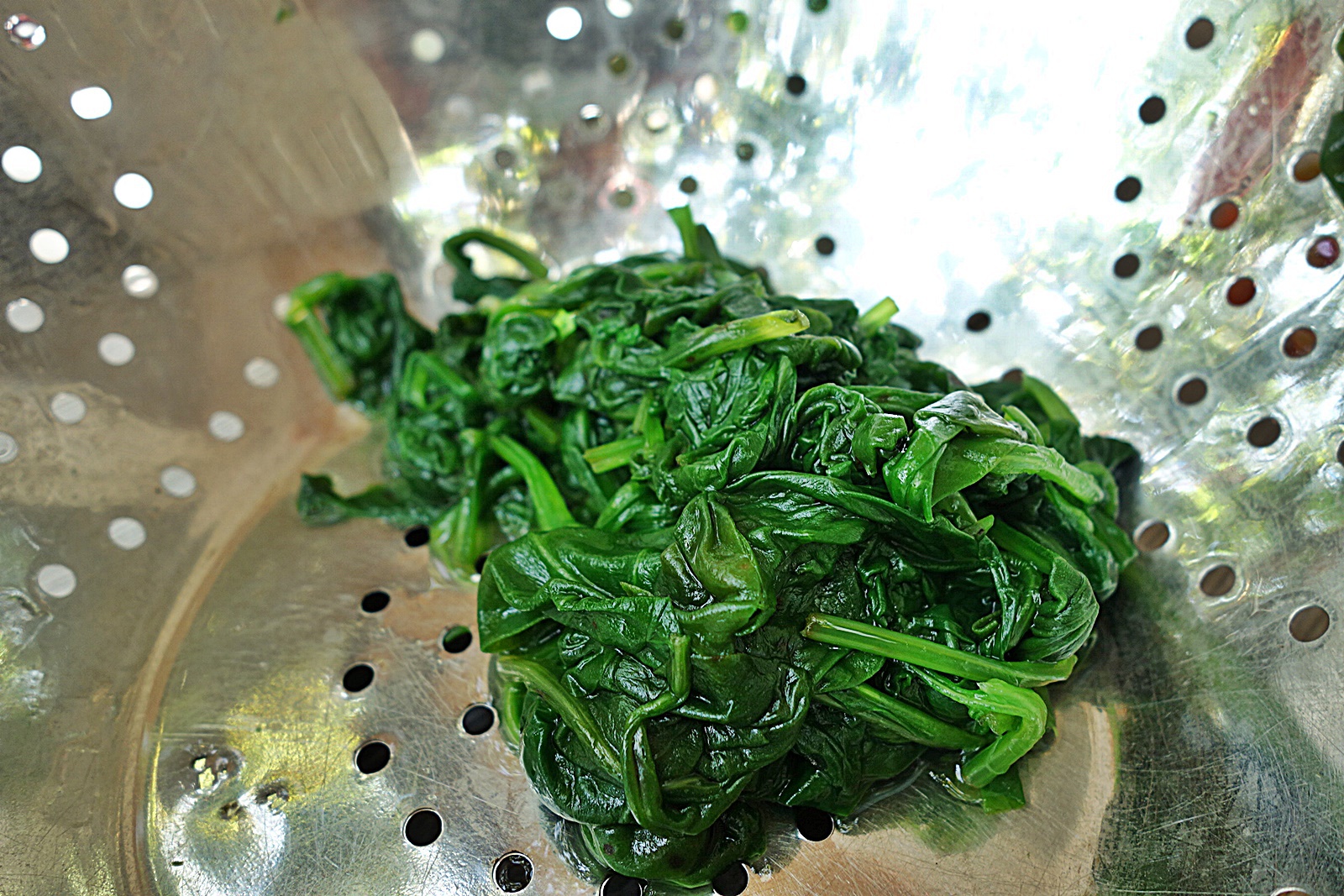 Tarta cu blat fraged si aromat cu ciuperci si baby spanac