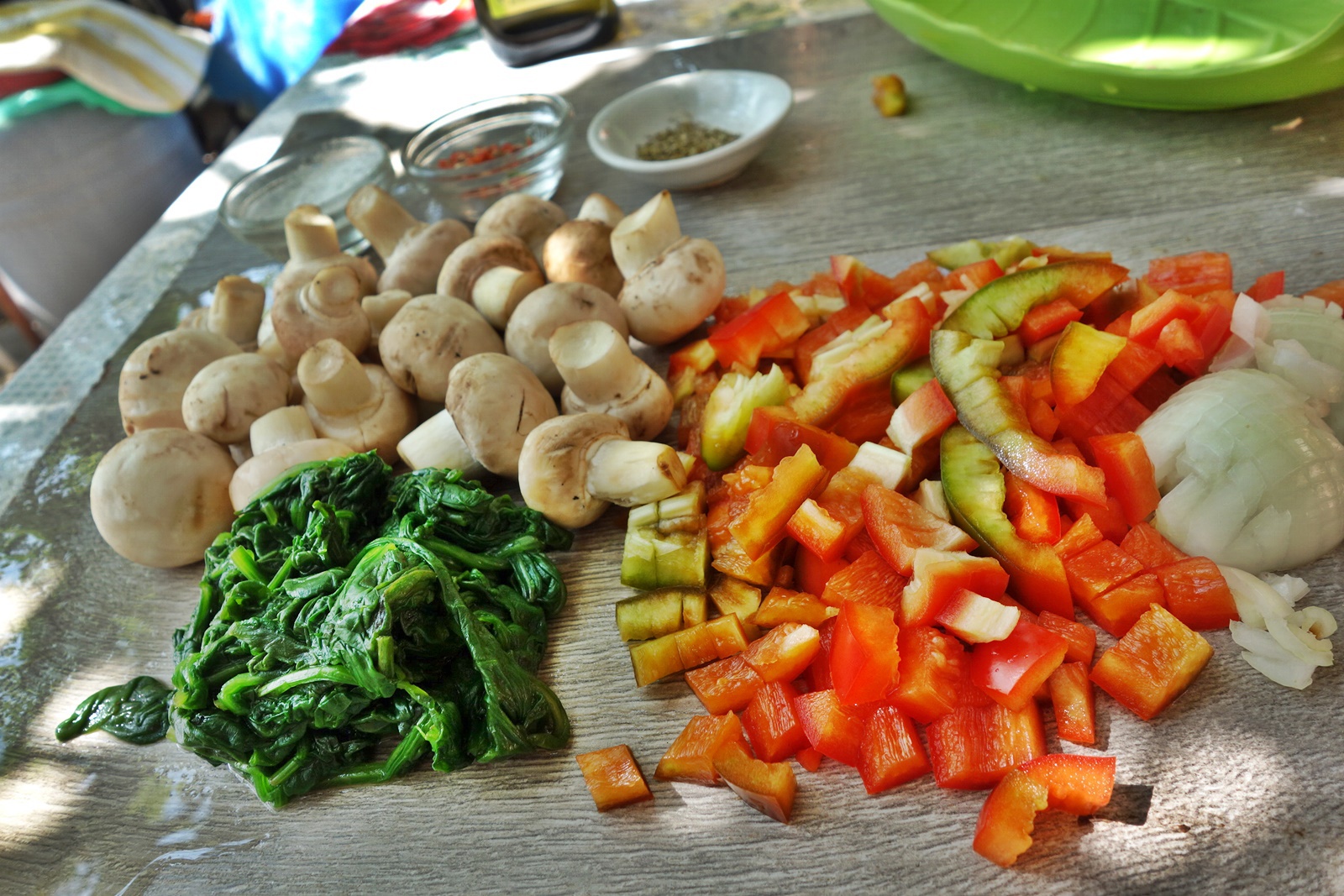 Tarta cu blat fraged si aromat cu ciuperci si baby spanac