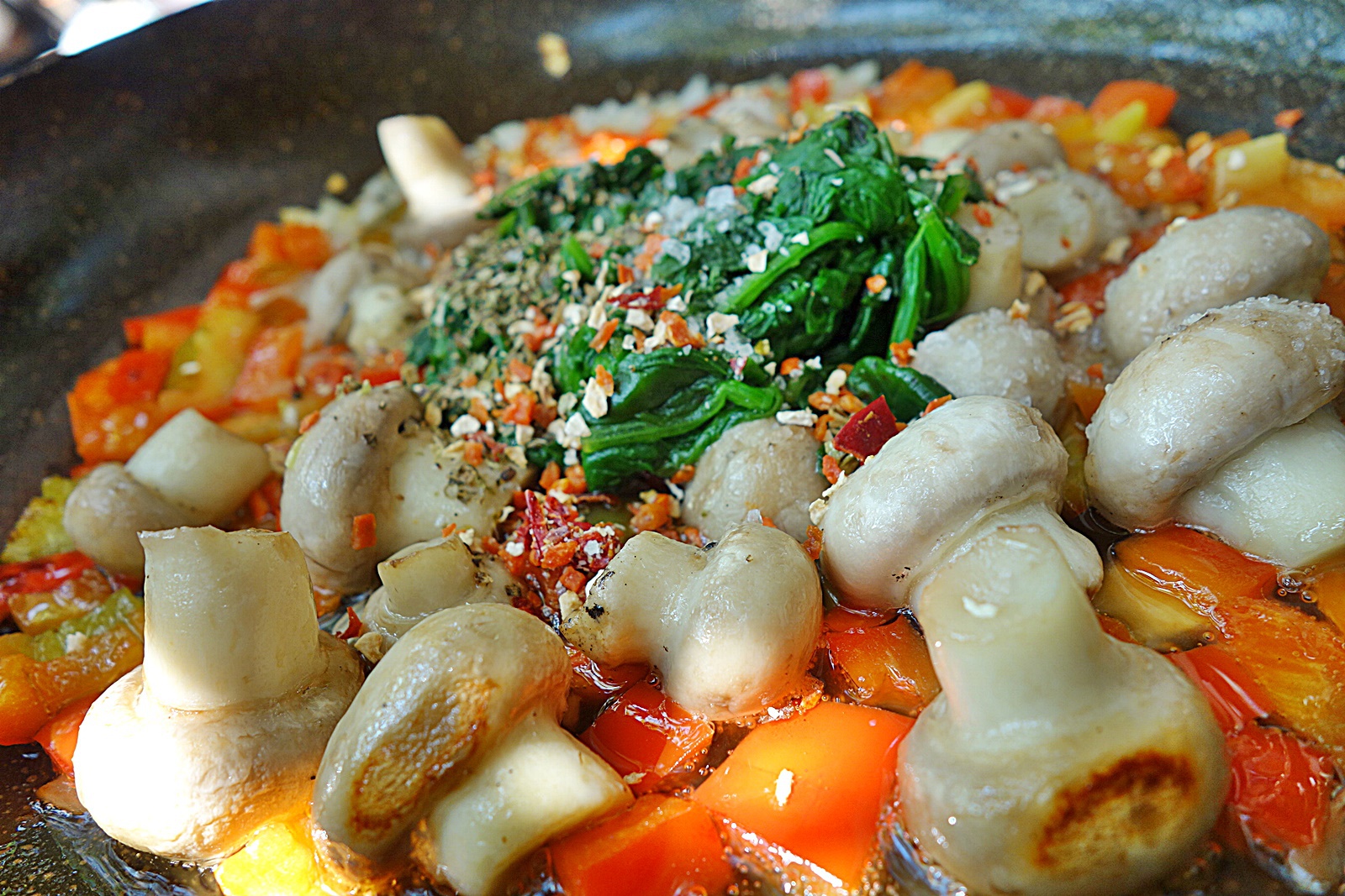 Tarta cu blat fraged si aromat cu ciuperci si baby spanac