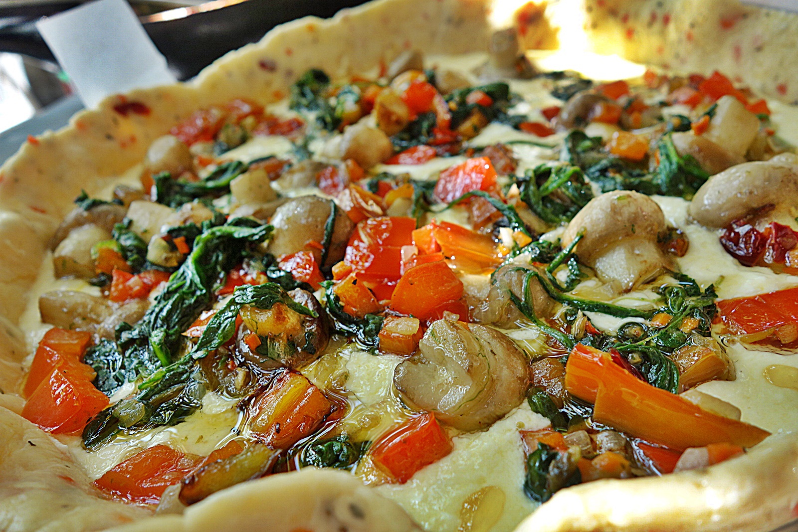 Tarta cu blat fraged si aromat cu ciuperci si baby spanac