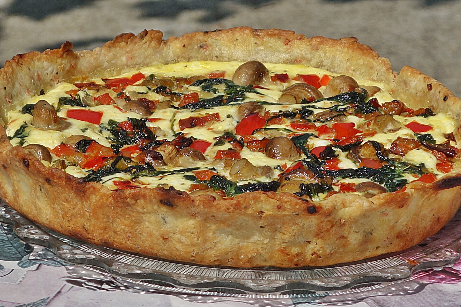 Tarta cu blat fraged si aromat cu ciuperci si baby spanac