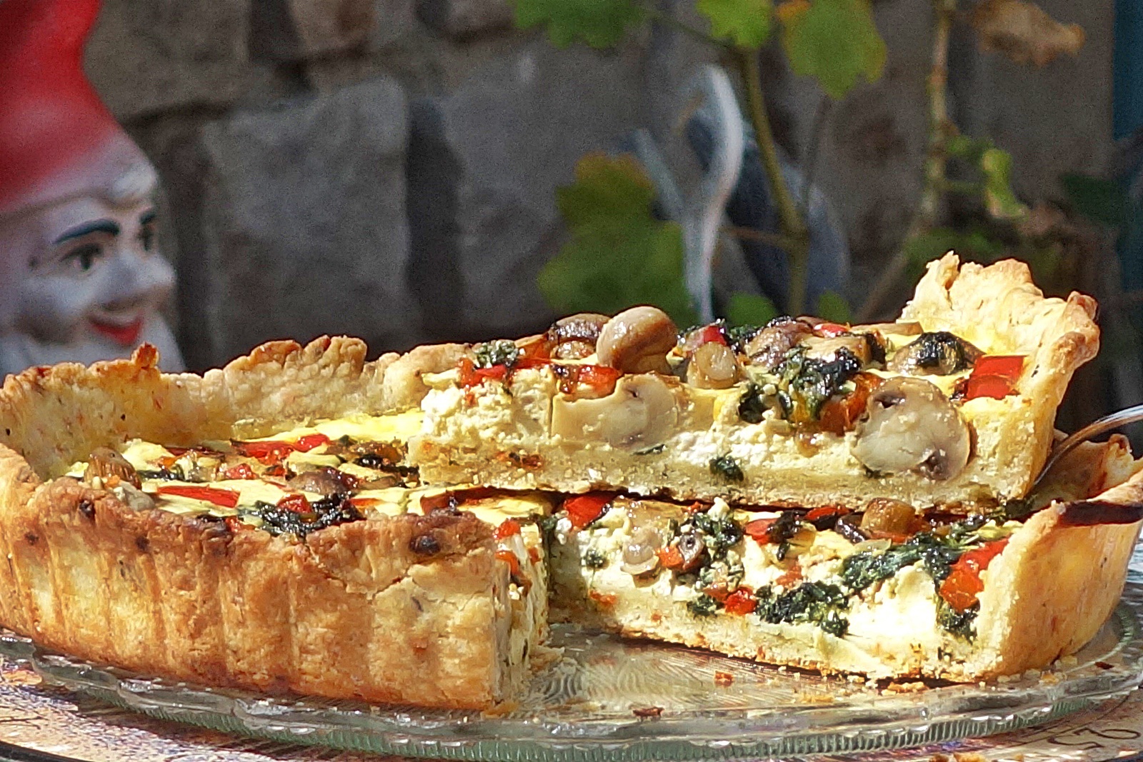 Tarta cu blat fraged si aromat cu ciuperci si baby spanac