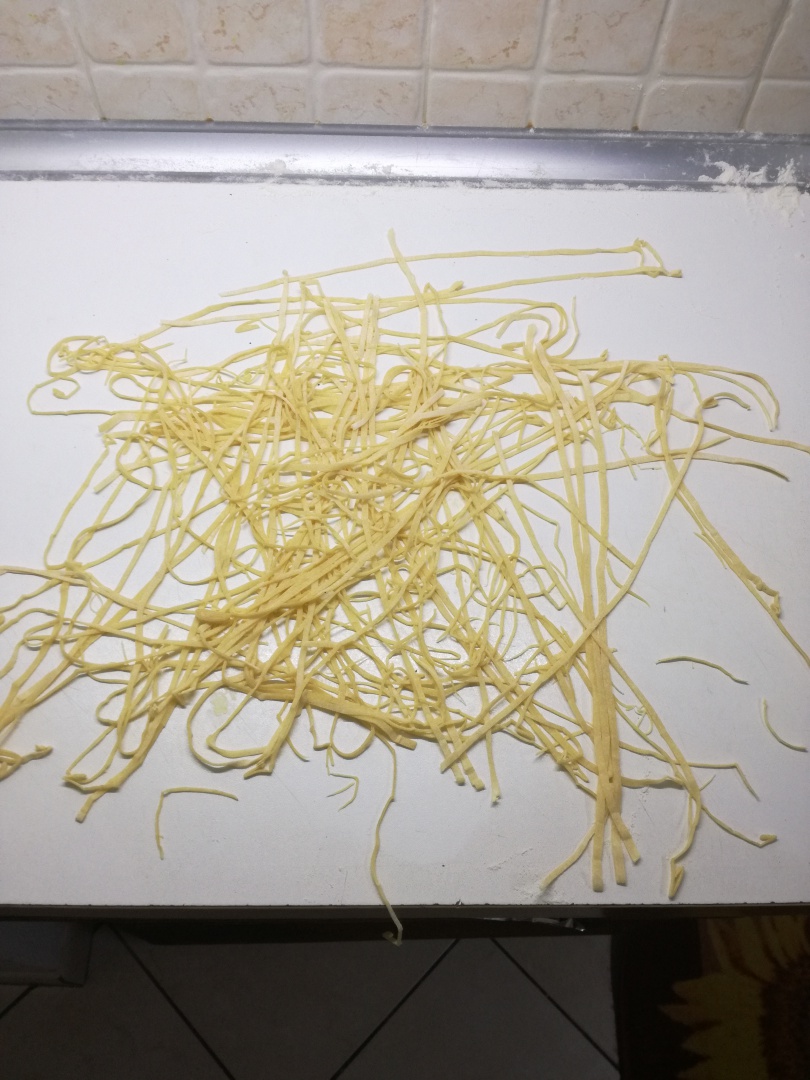 Ciorba cu aripioare de pui, ficatei si taitei de casa