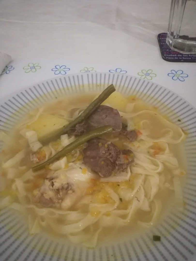 Ciorba cu aripioare de pui, ficatei si taitei de casa