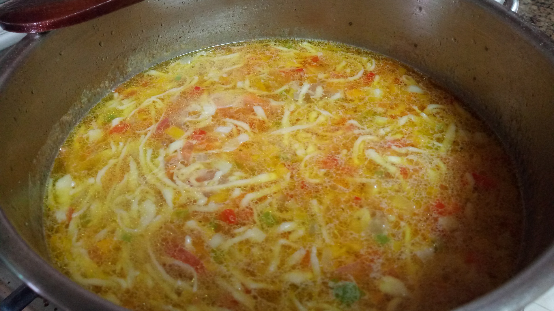 Ciorba de gaina cu taitei de casa