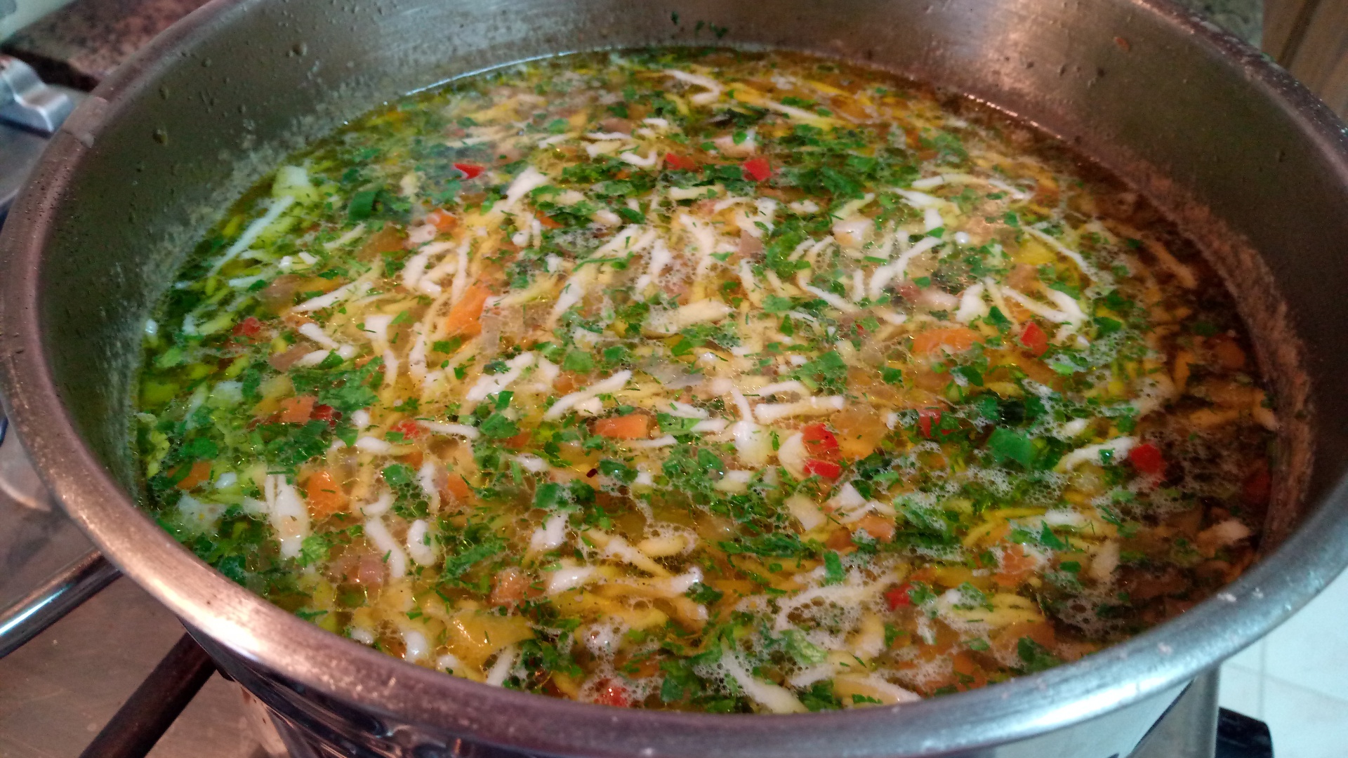 Ciorba de gaina cu taitei de casa