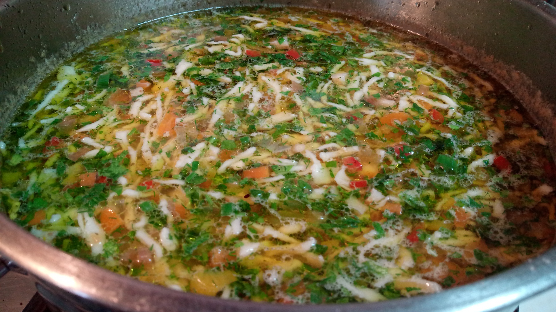 Ciorba de gaina cu taitei de casa