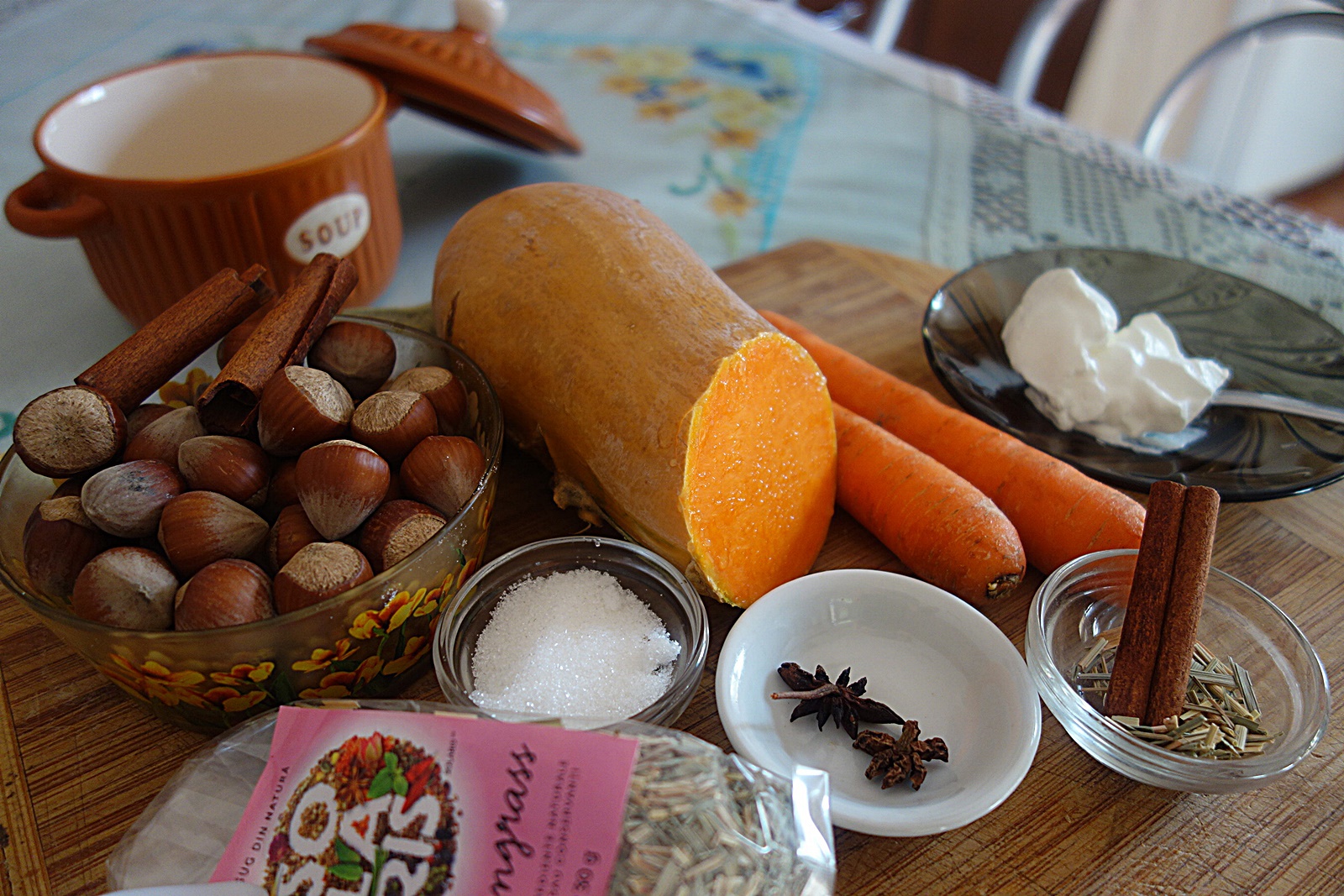 Supa crema orange mix cu alune de padure