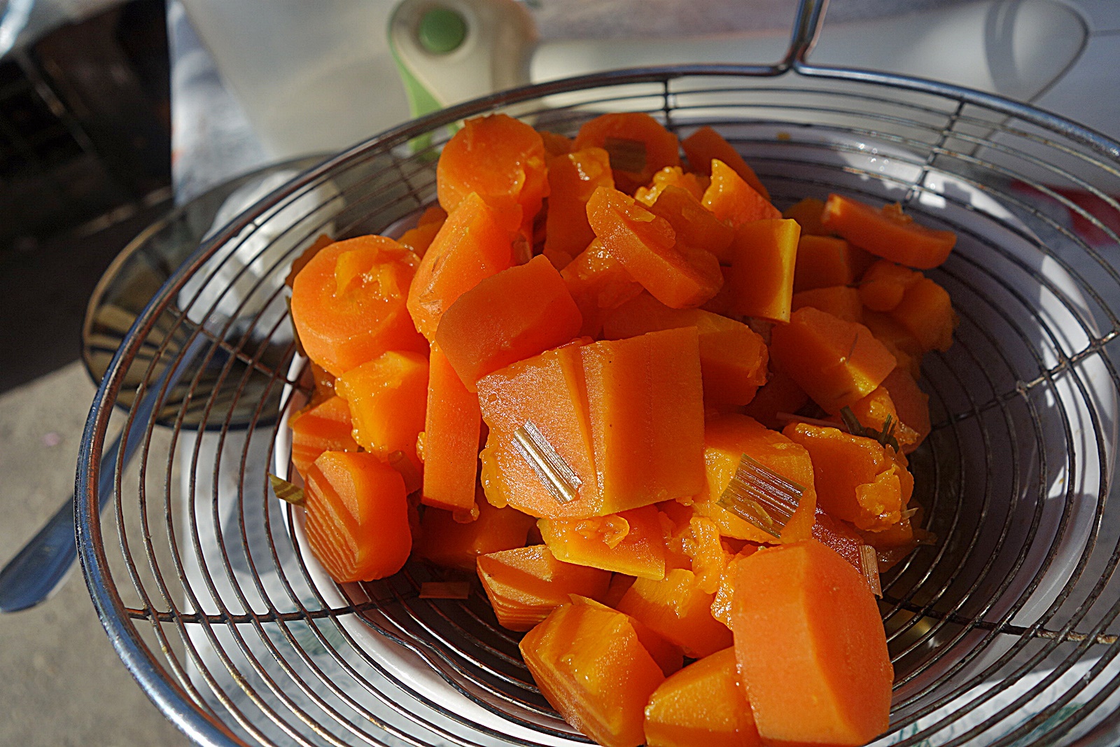 Supa crema orange mix cu alune de padure