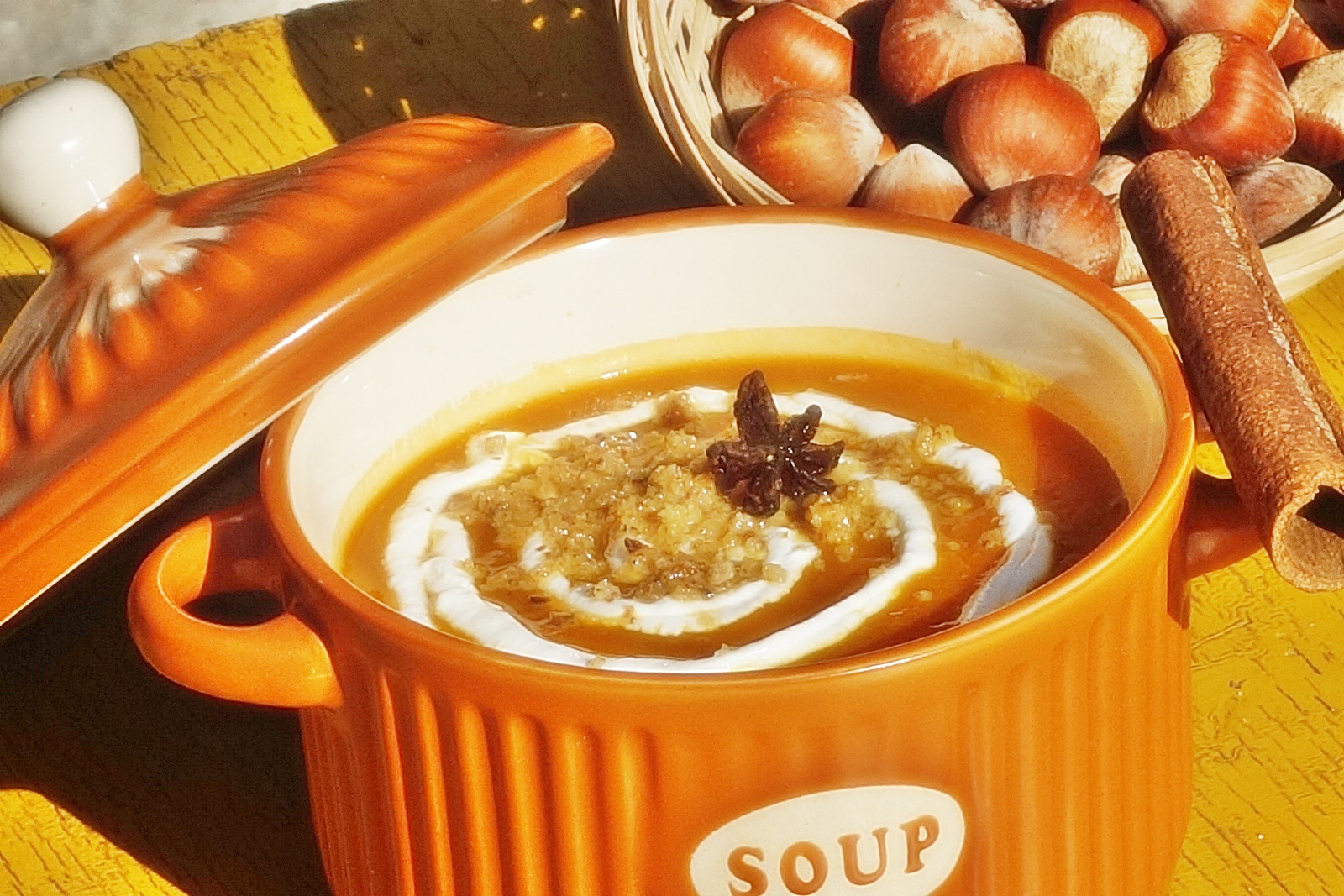 Supa crema orange mix cu alune de padure