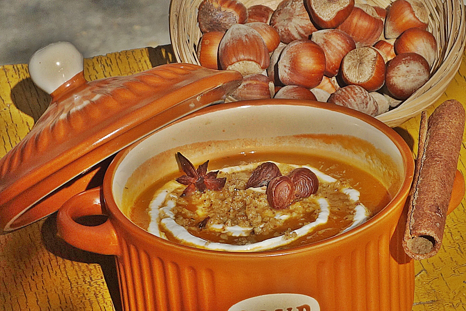 Supa crema orange mix cu alune de padure