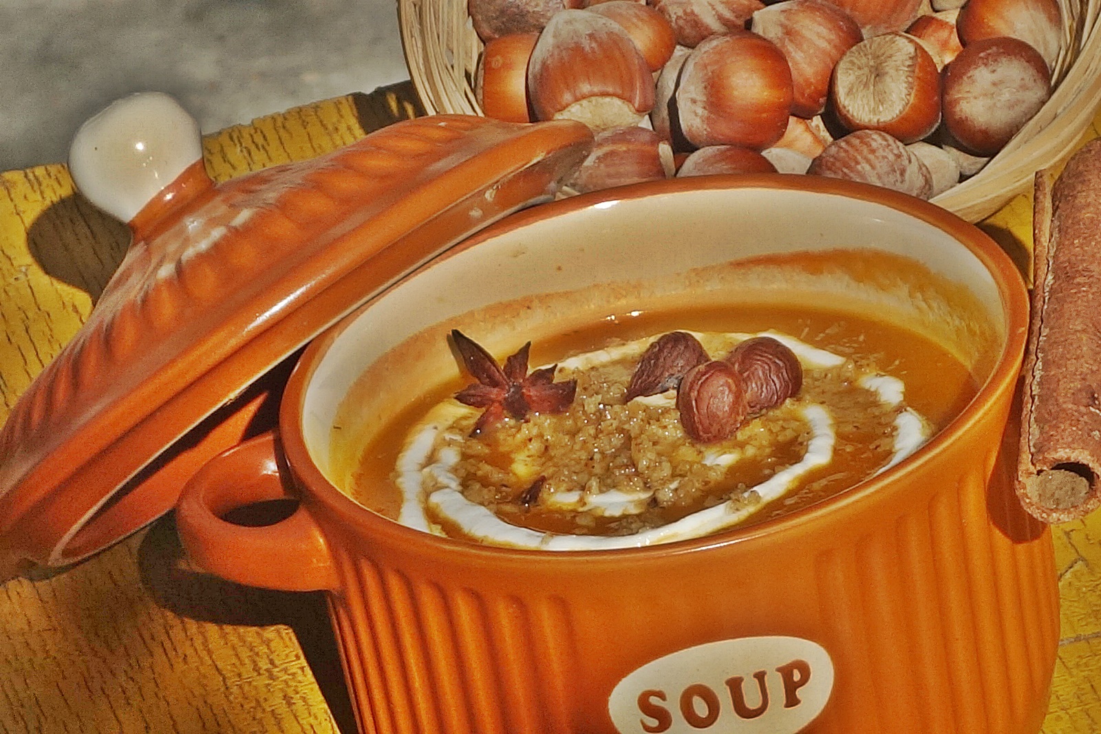 Supa crema orange mix cu alune de padure