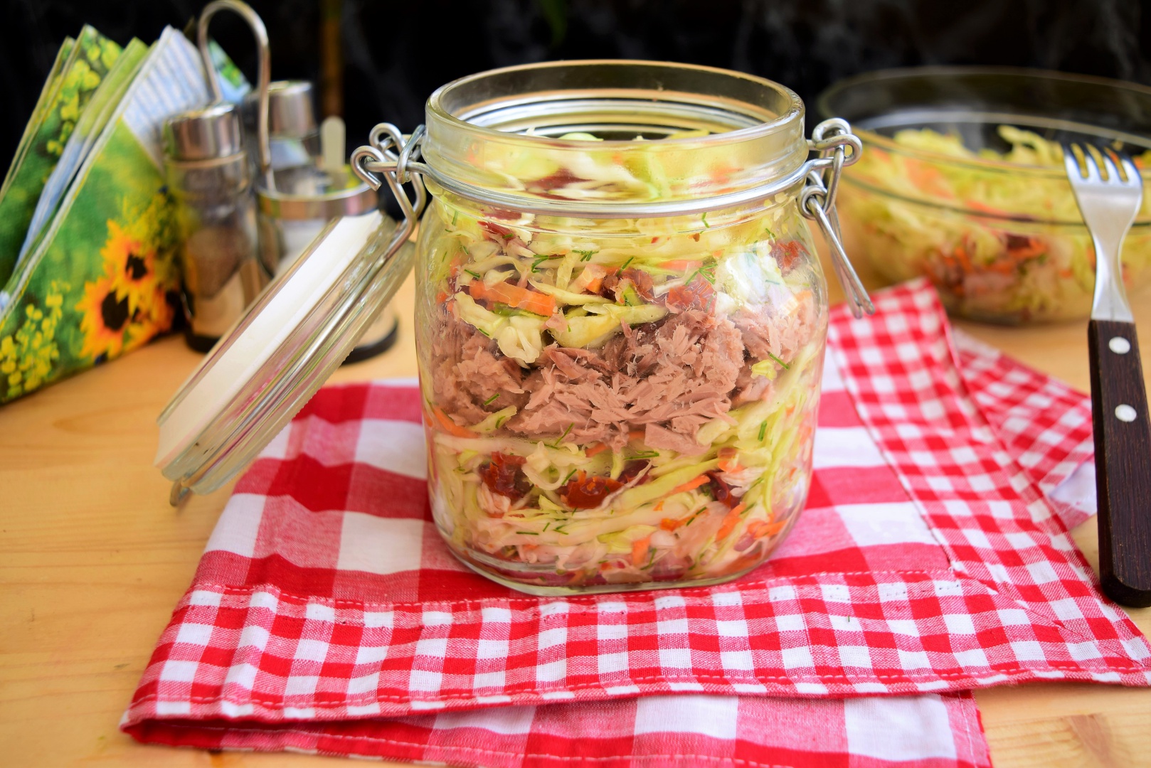 Salata de varza cu rosii deshidratate si ton