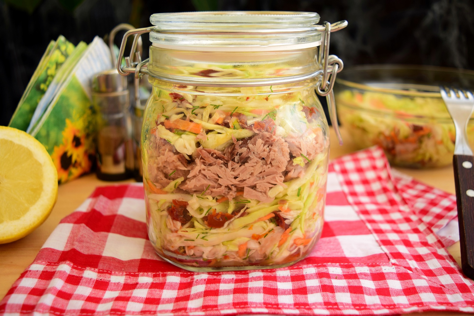 Salata de varza cu rosii deshidratate si ton