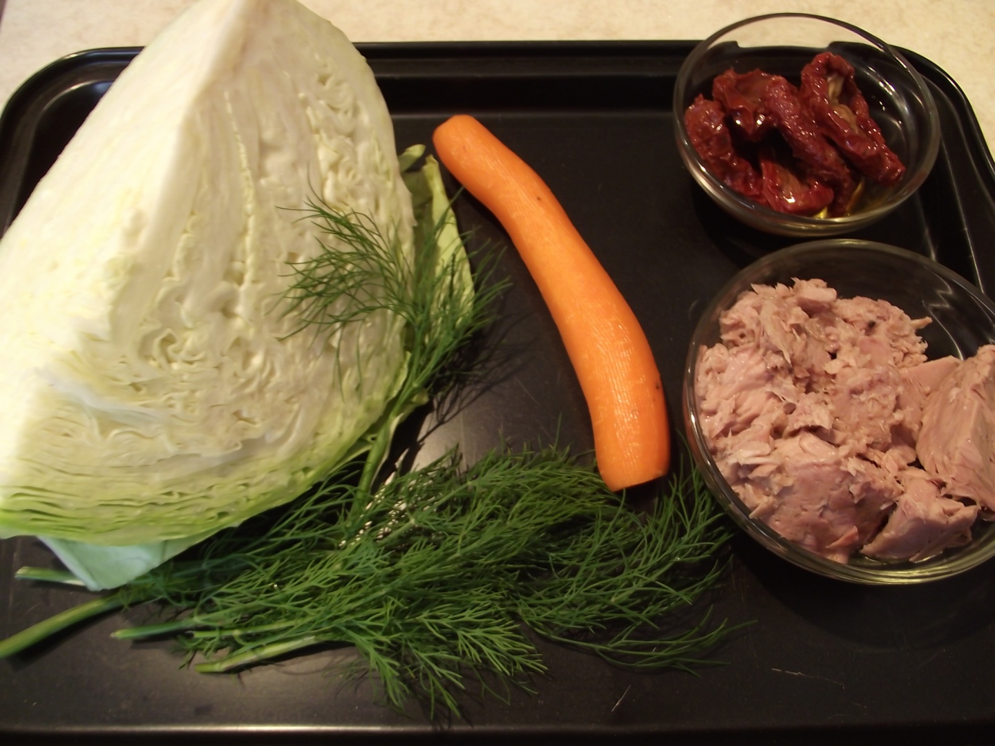 Salata de varza cu rosii deshidratate si ton