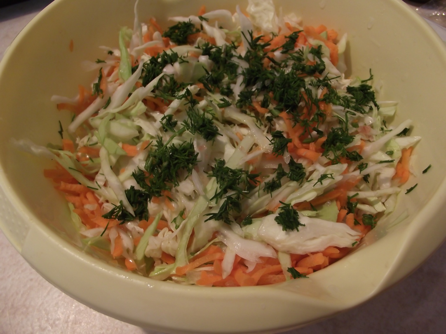 Salata de varza cu rosii deshidratate si ton