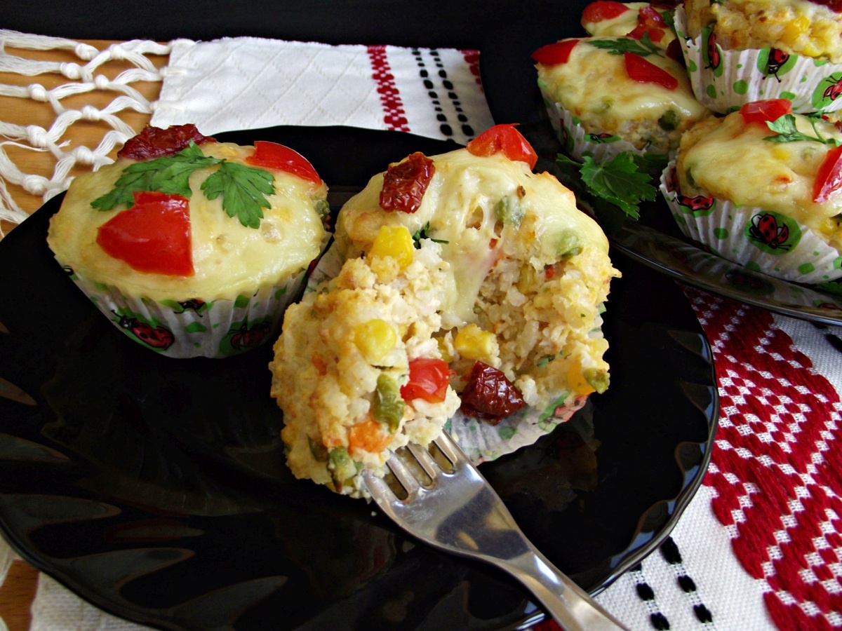 Briose aperitiv cu orez, carne si legume