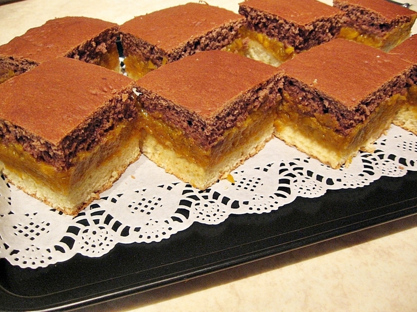 Prajitura cu crema de dovleac si foi in doua culori